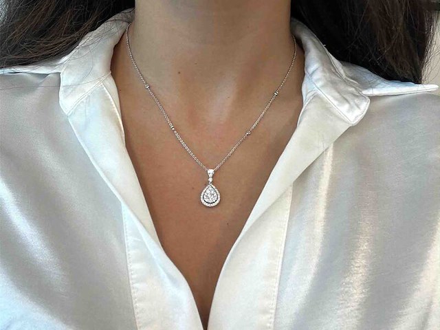 Gouden druppelvormige hanger en collier vol met diamanten - afbeelding 4 van  11