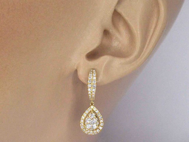 Gouden druppelvormige oorhangers met briljant geslepen diamanten - afbeelding 3 van  10