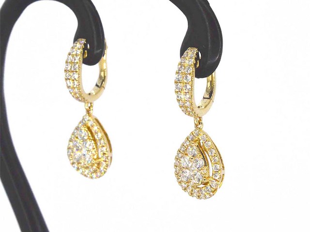 Gouden druppelvormige oorhangers met briljant geslepen diamanten - afbeelding 5 van  10