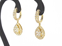 Gouden druppelvormige oorhangers met briljant geslepen diamanten - afbeelding 5 van  10