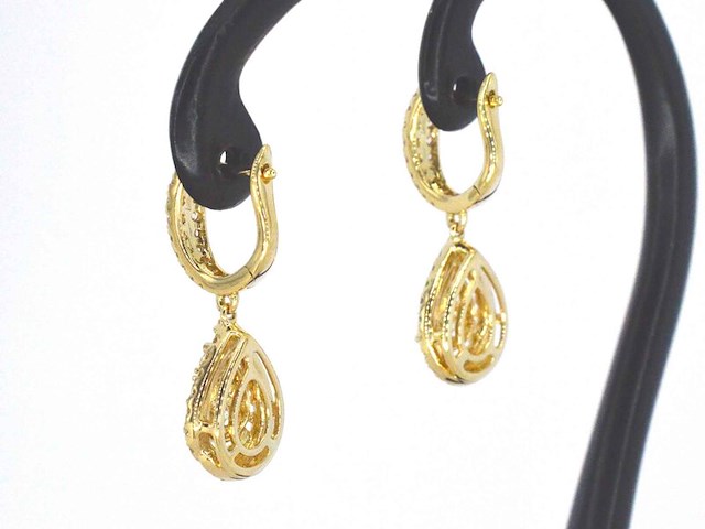 Gouden druppelvormige oorhangers met briljant geslepen diamanten - afbeelding 4 van  9
