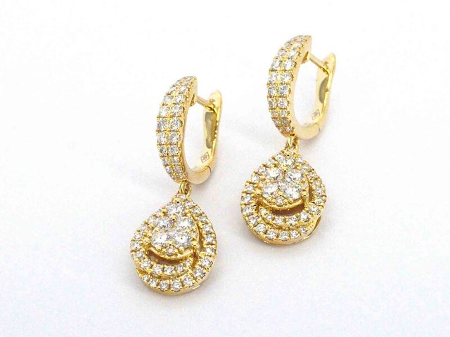 Gouden druppelvormige oorhangers met briljant geslepen diamanten - afbeelding 7 van  9