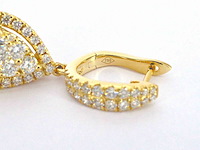 Gouden druppelvormige oorhangers met briljant geslepen diamanten - afbeelding 9 van  9