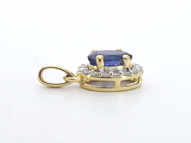 Gouden entourage hanger met diamanten en saffier, excl. ketting - afbeelding 3 van  8