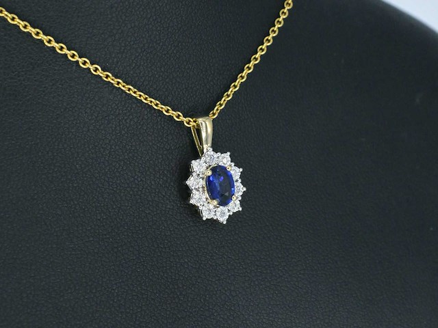 Gouden entourage hanger met diamanten en saffier - afbeelding 5 van  8