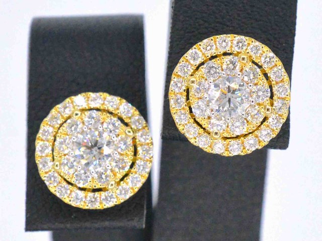 Gouden entourage oorbellen 60 briljant geslepen diamanten - afbeelding 1 van  10