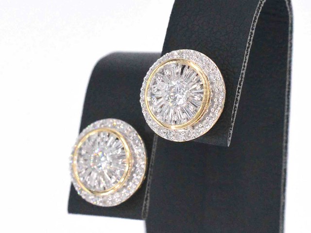 Gouden entourage oorbellen gezet met 1.20 carat - afbeelding 2 van  9
