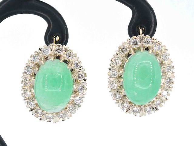 Gouden entourage oorbellen met smaragden en diamanten - afbeelding 1 van  7