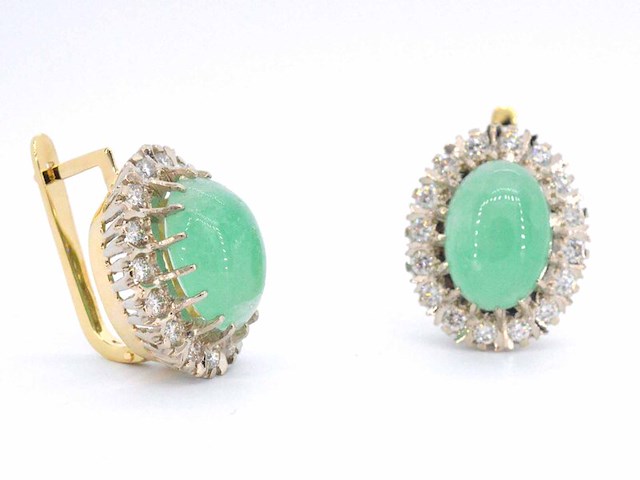 Gouden entourage oorbellen met smaragden en diamanten - afbeelding 2 van  7