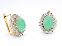 Gouden entourage oorbellen met smaragden en diamanten - afbeelding 2 van  7