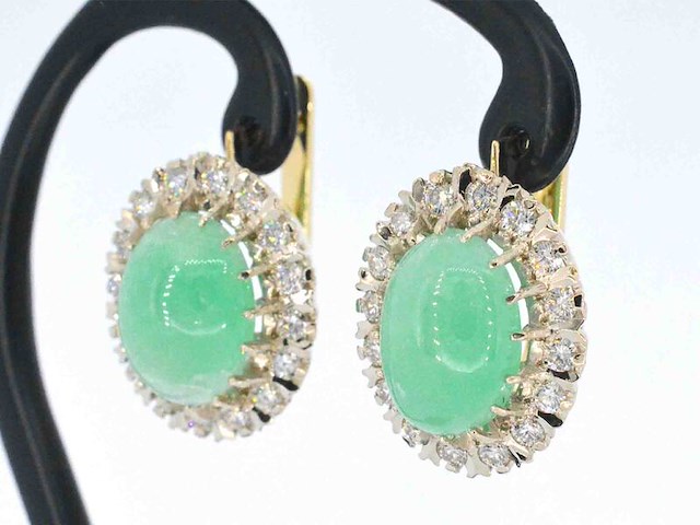 Gouden entourage oorbellen met smaragden en diamanten - afbeelding 3 van  9