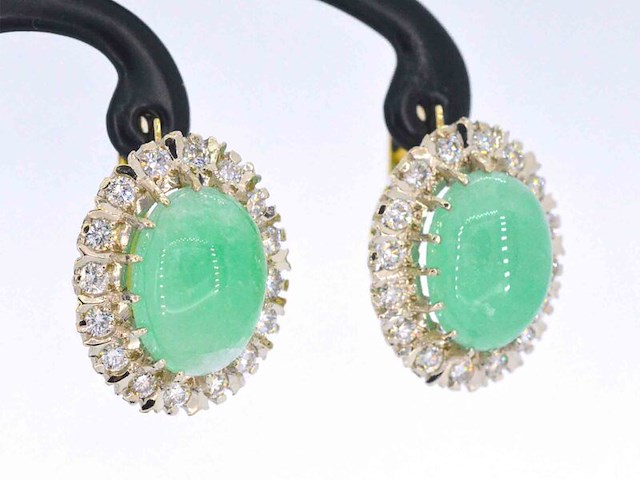 Gouden entourage oorbellen met smaragden en diamanten - afbeelding 4 van  9