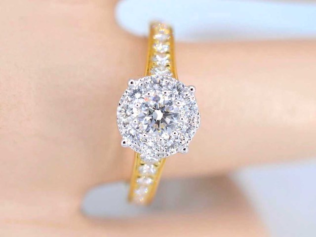 Gouden entourage ring met briljant geslepen diamanten 1.00 carat - afbeelding 2 van  7