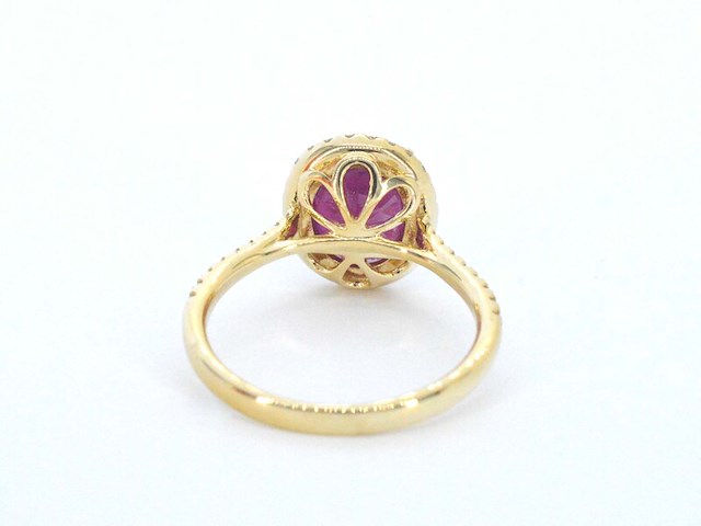 Gouden entourage ring met diamanten en robijn - afbeelding 6 van  8