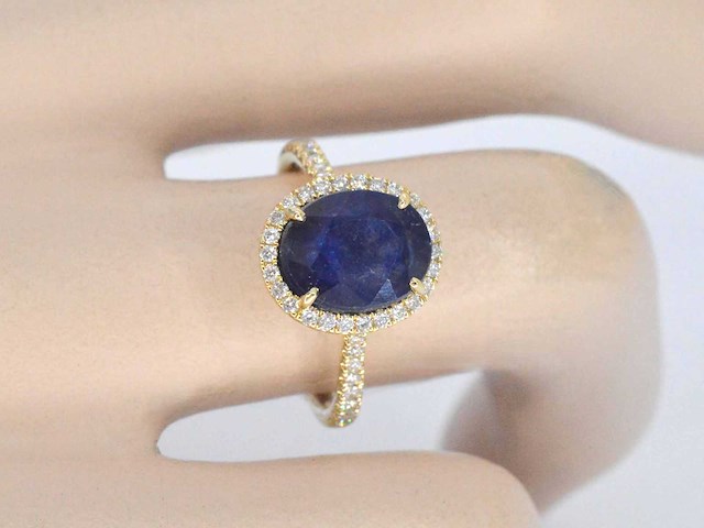 Gouden entourage ring met diamanten en saffier - afbeelding 2 van  6