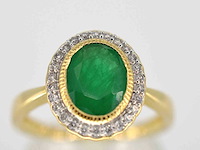 Gouden entourage ring met diamanten en smaragd