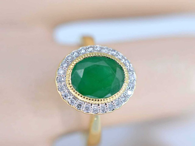 Gouden entourage ring met diamanten en smaragd - afbeelding 2 van  6