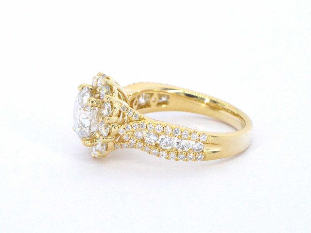 Gouden entourage ring met een 2.00 carat briljant geslepen middensteen - afbeelding 5 van  9