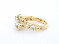 Gouden entourage ring met een 2.00 carat briljant geslepen middensteen - afbeelding 5 van  9