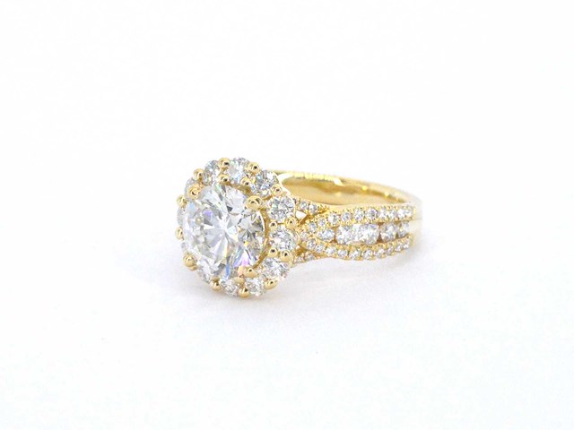 Gouden entourage ring met een 2.00 carat briljant geslepen middensteen - afbeelding 6 van  9