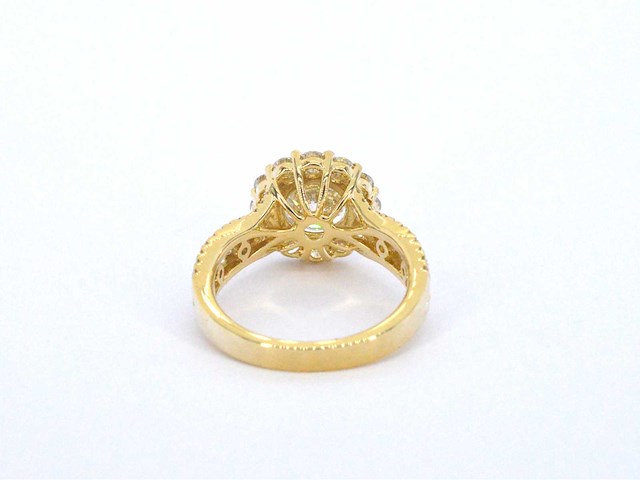 Gouden entourage ring met een 2.00 carat briljant geslepen middensteen - afbeelding 8 van  9
