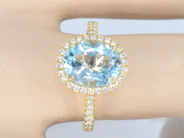Gouden entourage ring met ovaal geslepen topaas - afbeelding 4 van  11