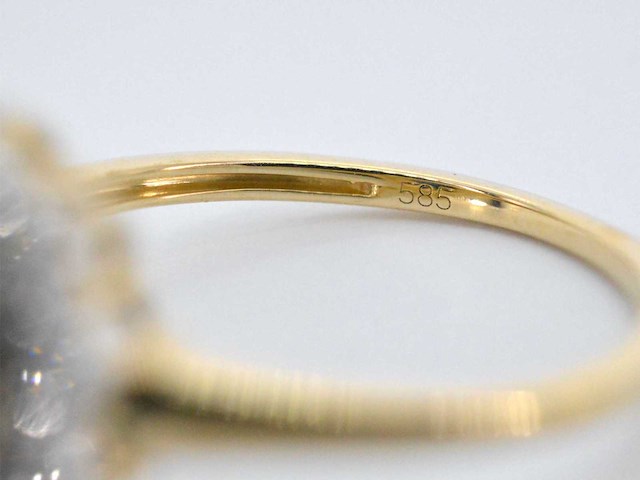 Gouden entourage ring met saffier en briljanten - afbeelding 2 van  10