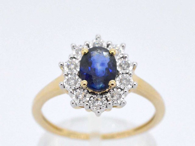 Gouden entourage ring met saffier en briljanten - afbeelding 1 van  10