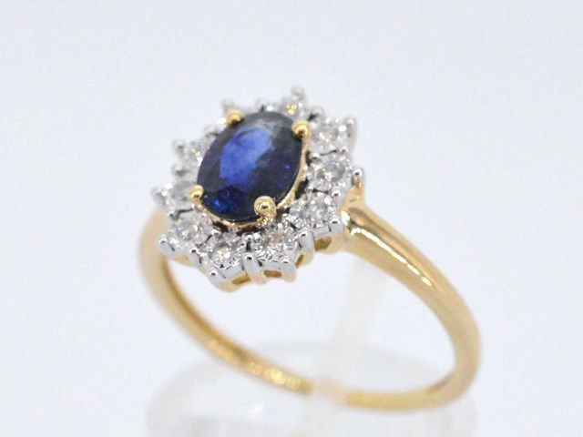 Gouden entourage ring met saffier en briljanten - afbeelding 5 van  10