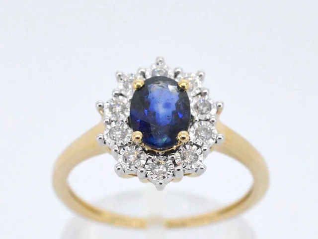 Gouden entourage ring met saffier en briljanten - afbeelding 1 van  11