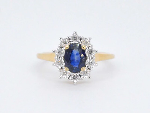 Gouden entourage ring met saffier en briljanten - afbeelding 8 van  11