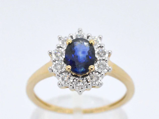 Gouden entourage ring met saffier en briljanten - afbeelding 1 van  8