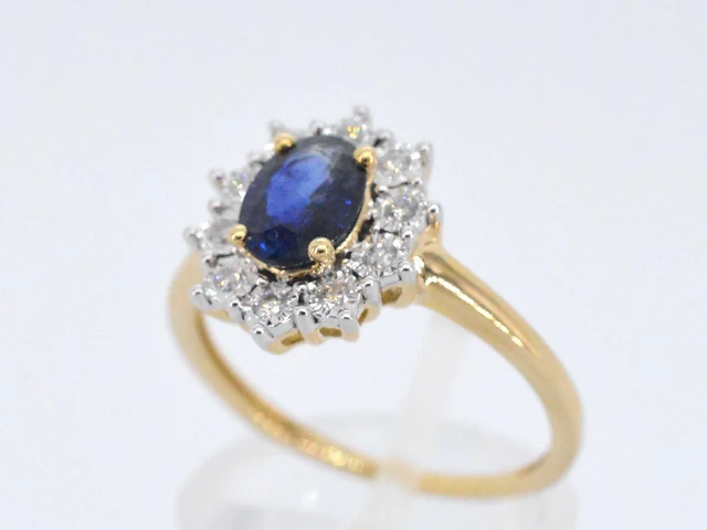 Gouden entourage ring met saffier en briljanten - afbeelding 3 van  8