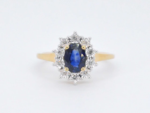Gouden entourage ring met saffier en briljanten - afbeelding 6 van  8