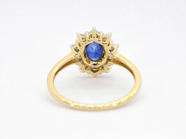 Gouden entourage ring met saffier en briljanten - afbeelding 7 van  8