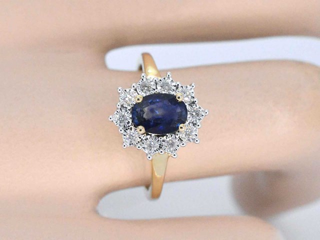 Gouden entourage ring saffier en briljanten - afbeelding 3 van  10