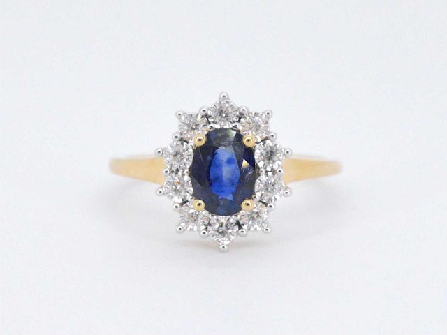 Gouden entourage ring saffier en briljanten - afbeelding 8 van  10