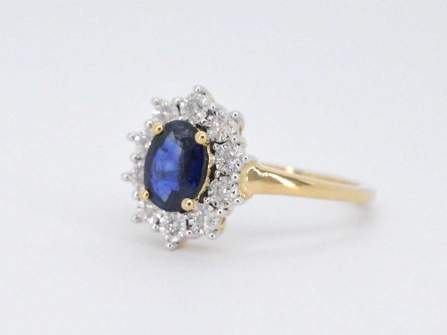 Gouden entourage ring saffier en briljanten - afbeelding 10 van  10