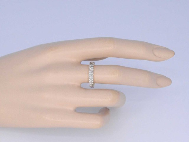 Gouden eternity ring met diamanten - afbeelding 4 van  10