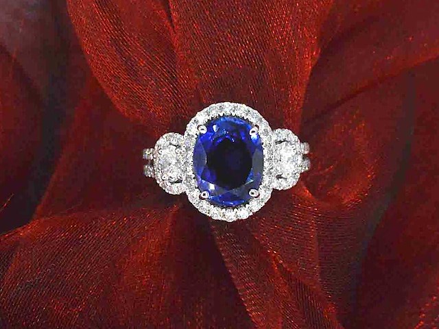 Gouden exclusieve entourage ring met centraal een grote saffier, twee ovaal geslepen diamanten en briljanten - afbeelding 1 van  9