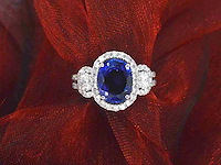 Gouden exclusieve entourage ring met centraal een grote saffier, twee ovaal geslepen diamanten en briljanten - afbeelding 1 van  9