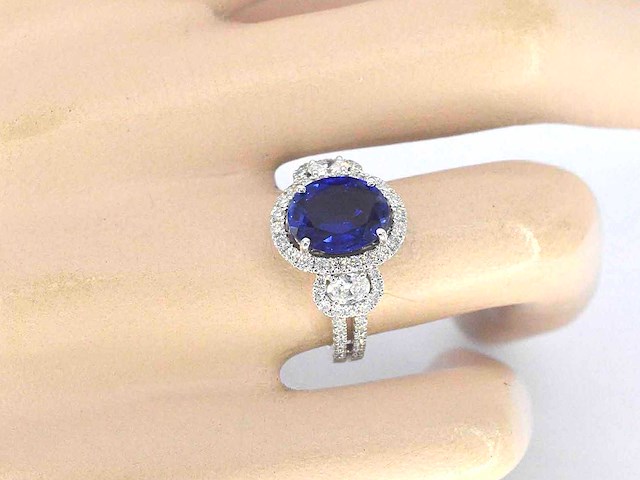 Gouden exclusieve entourage ring met centraal een grote saffier, twee ovaal geslepen diamanten en briljanten - afbeelding 2 van  9