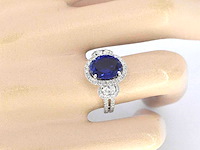 Gouden exclusieve entourage ring met centraal een grote saffier, twee ovaal geslepen diamanten en briljanten - afbeelding 2 van  9