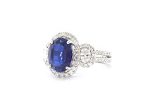 Gouden exclusieve entourage ring met centraal een grote saffier, twee ovaal geslepen diamanten en briljanten - afbeelding 5 van  9