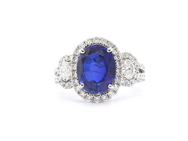 Gouden exclusieve entourage ring met centraal een grote saffier, twee ovaal geslepen diamanten en briljanten - afbeelding 6 van  9