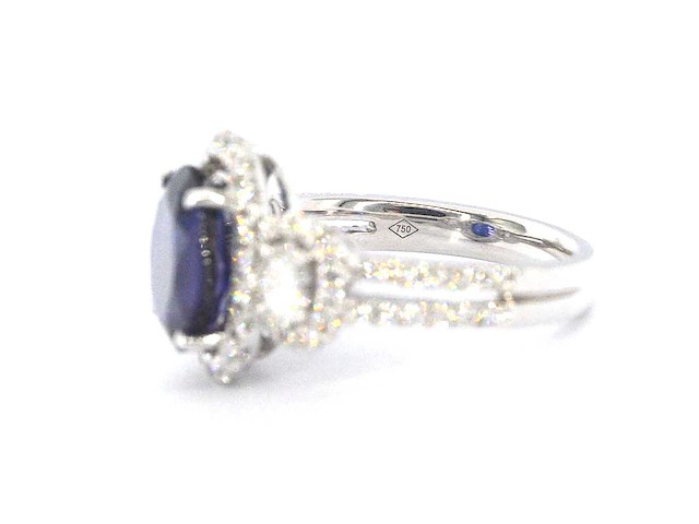 Gouden exclusieve entourage ring met centraal een grote saffier, twee ovaal geslepen diamanten en briljanten - afbeelding 8 van  9
