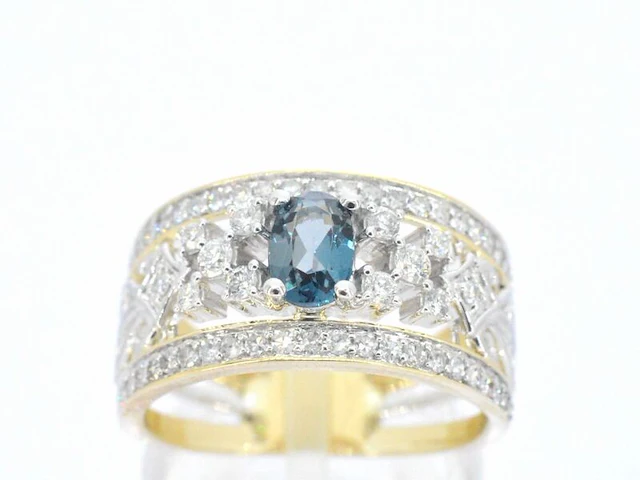 Gouden exclusieve ring vol met diamanten en een edelsteen - afbeelding 1 van  11
