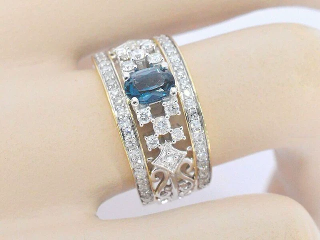 Gouden exclusieve ring vol met diamanten en een edelsteen - afbeelding 4 van  11