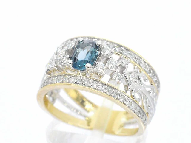 Gouden exclusieve ring vol met diamanten en een edelsteen - afbeelding 5 van  11
