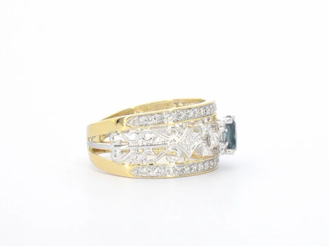 Gouden exclusieve ring vol met diamanten en een edelsteen - afbeelding 7 van  11